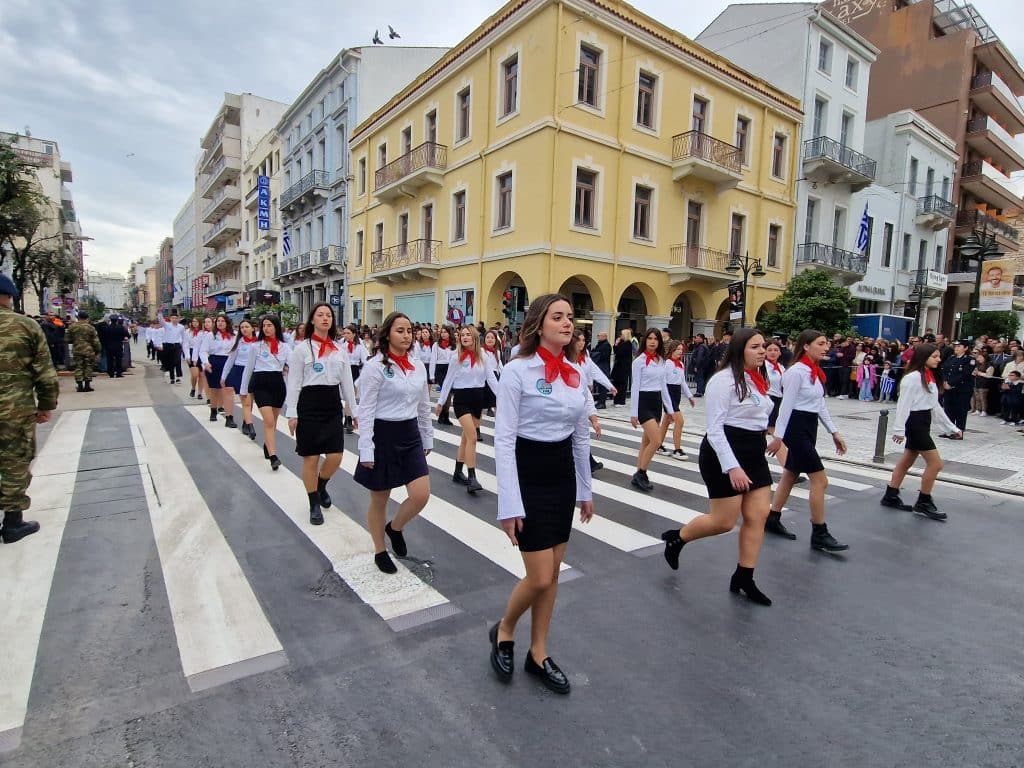 ΔΕΙΤΕ ΠΑΝΩ ΑΠΟ 250 ΦΩΤΟ ΚΑΙ ΒΙΝΤΕΟ: Η μεγάλη παρέλαση της Πάτρας για την Εθνική επέτειο