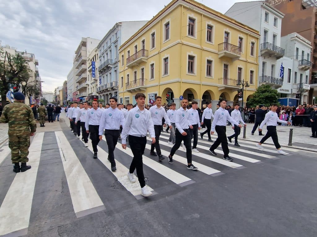 ΔΕΙΤΕ ΠΑΝΩ ΑΠΟ 250 ΦΩΤΟ ΚΑΙ ΒΙΝΤΕΟ: Η μεγάλη παρέλαση της Πάτρας για την Εθνική επέτειο