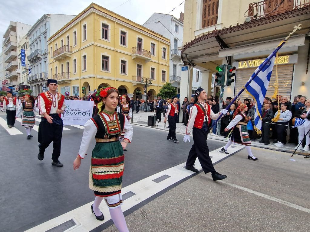 ΔΕΙΤΕ ΠΑΝΩ ΑΠΟ 250 ΦΩΤΟ ΚΑΙ ΒΙΝΤΕΟ: Η μεγάλη παρέλαση της Πάτρας για την Εθνική επέτειο