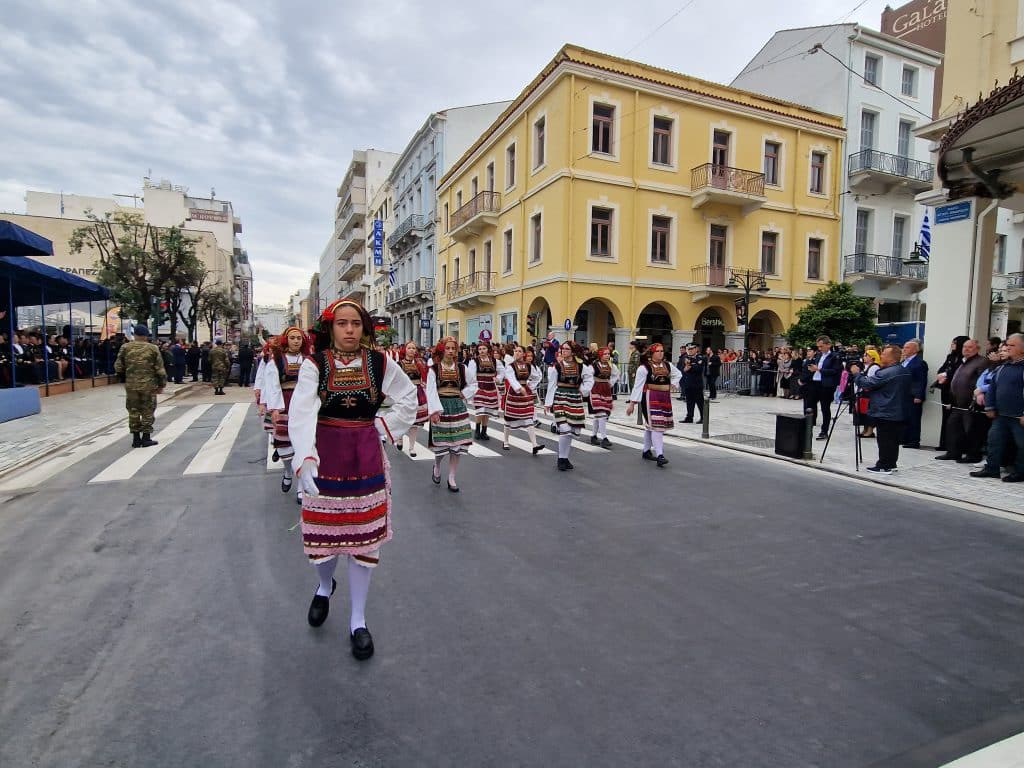 ΔΕΙΤΕ ΠΑΝΩ ΑΠΟ 250 ΦΩΤΟ ΚΑΙ ΒΙΝΤΕΟ: Η μεγάλη παρέλαση της Πάτρας για την Εθνική επέτειο