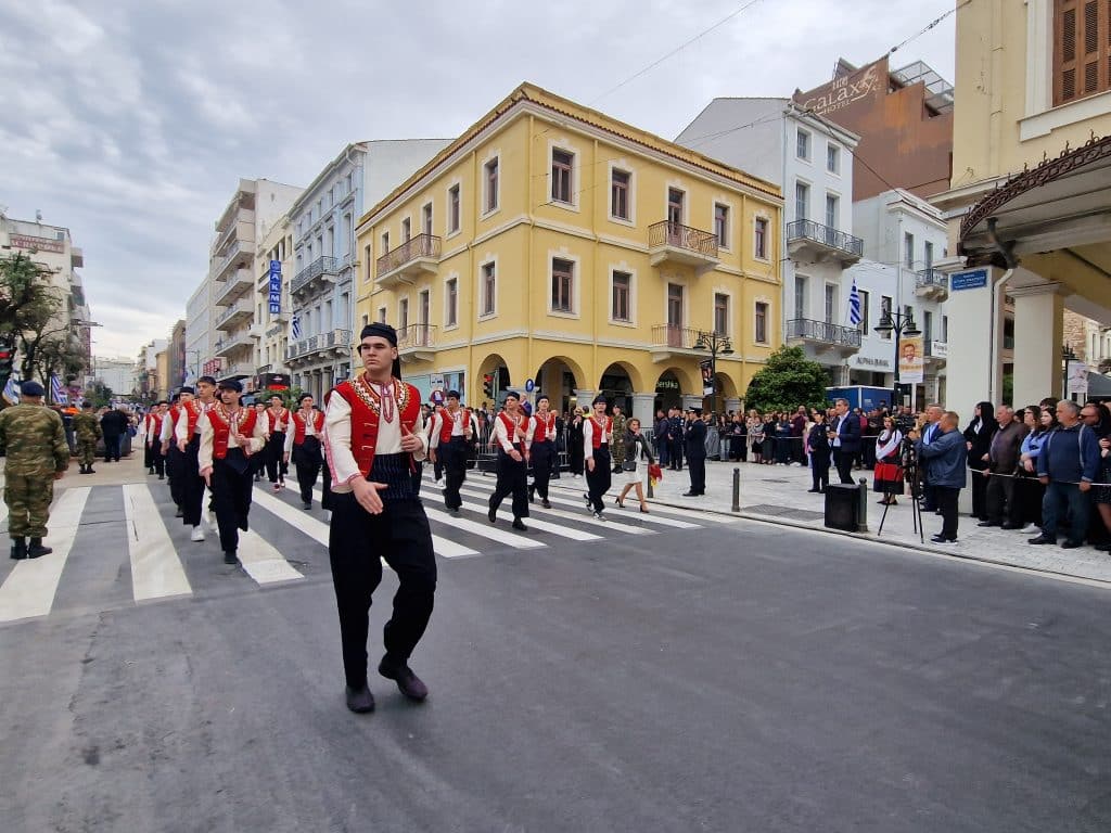 ΔΕΙΤΕ ΠΑΝΩ ΑΠΟ 250 ΦΩΤΟ ΚΑΙ ΒΙΝΤΕΟ: Η μεγάλη παρέλαση της Πάτρας για την Εθνική επέτειο