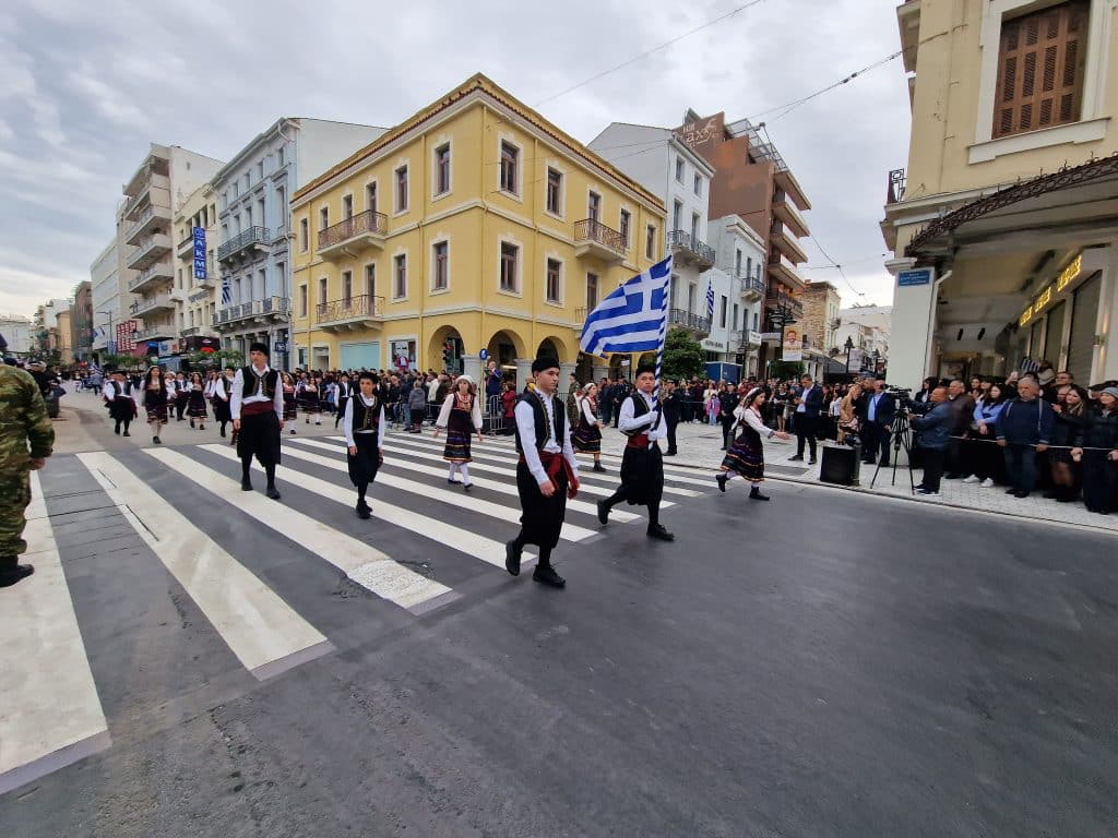 ΔΕΙΤΕ ΠΑΝΩ ΑΠΟ 250 ΦΩΤΟ ΚΑΙ ΒΙΝΤΕΟ: Η μεγάλη παρέλαση της Πάτρας για την Εθνική επέτειο