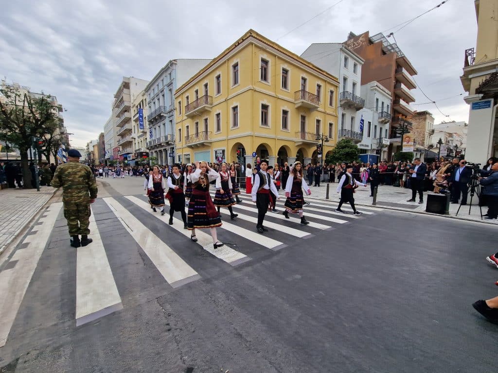 ΔΕΙΤΕ ΠΑΝΩ ΑΠΟ 250 ΦΩΤΟ ΚΑΙ ΒΙΝΤΕΟ: Η μεγάλη παρέλαση της Πάτρας για την Εθνική επέτειο