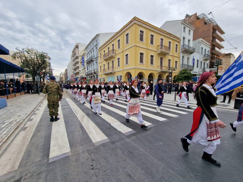 ΔΕΙΤΕ ΠΑΝΩ ΑΠΟ 250 ΦΩΤΟ ΚΑΙ ΒΙΝΤΕΟ: Η μεγάλη παρέλαση της Πάτρας για την Εθνική επέτειο