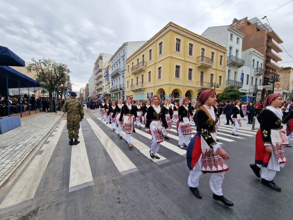 ΔΕΙΤΕ ΠΑΝΩ ΑΠΟ 250 ΦΩΤΟ ΚΑΙ ΒΙΝΤΕΟ: Η μεγάλη παρέλαση της Πάτρας για την Εθνική επέτειο