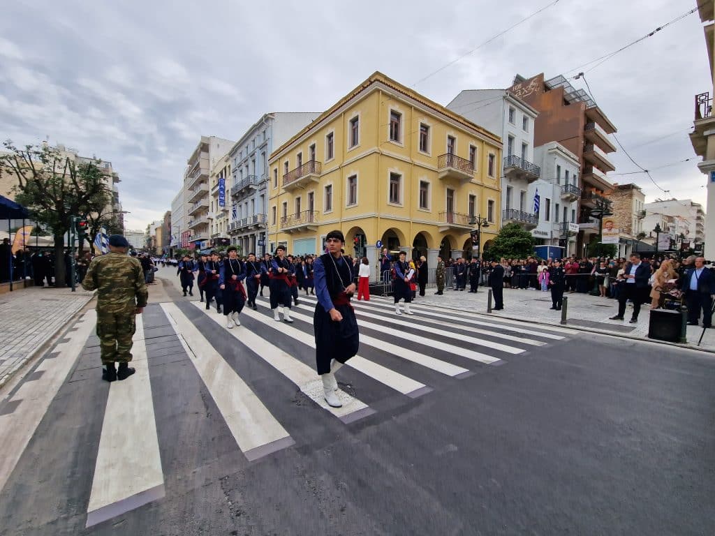 ΔΕΙΤΕ ΠΑΝΩ ΑΠΟ 250 ΦΩΤΟ ΚΑΙ ΒΙΝΤΕΟ: Η μεγάλη παρέλαση της Πάτρας για την Εθνική επέτειο