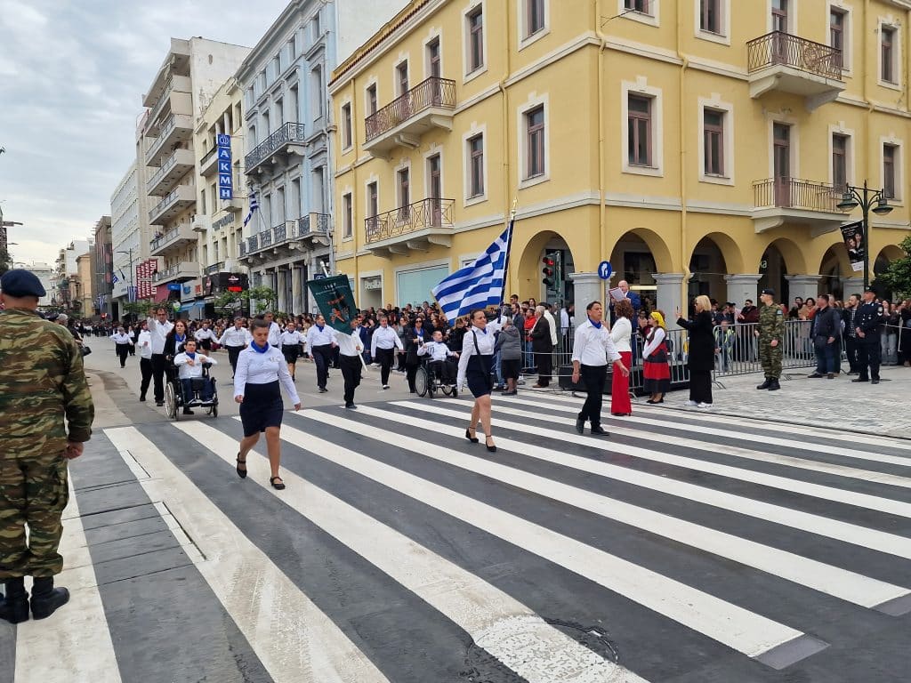 ΔΕΙΤΕ ΠΑΝΩ ΑΠΟ 250 ΦΩΤΟ ΚΑΙ ΒΙΝΤΕΟ: Η μεγάλη παρέλαση της Πάτρας για την Εθνική επέτειο