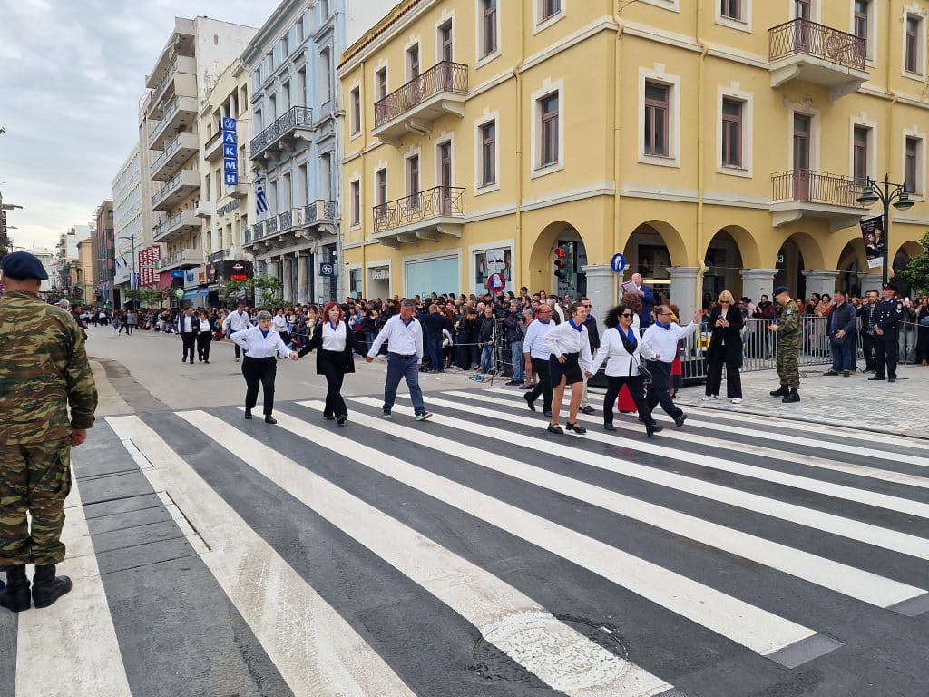 ΔΕΙΤΕ ΠΑΝΩ ΑΠΟ 250 ΦΩΤΟ ΚΑΙ ΒΙΝΤΕΟ: Η μεγάλη παρέλαση της Πάτρας για την Εθνική επέτειο