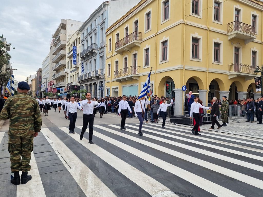 ΔΕΙΤΕ ΠΑΝΩ ΑΠΟ 250 ΦΩΤΟ ΚΑΙ ΒΙΝΤΕΟ: Η μεγάλη παρέλαση της Πάτρας για την Εθνική επέτειο