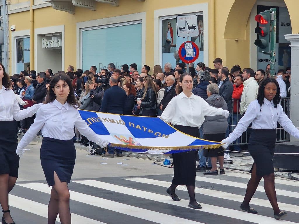 ΔΕΙΤΕ ΠΑΝΩ ΑΠΟ 250 ΦΩΤΟ ΚΑΙ ΒΙΝΤΕΟ: Η μεγάλη παρέλαση της Πάτρας για την Εθνική επέτειο