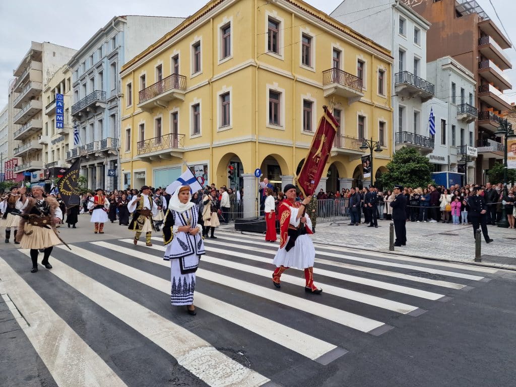 ΔΕΙΤΕ ΠΑΝΩ ΑΠΟ 250 ΦΩΤΟ ΚΑΙ ΒΙΝΤΕΟ: Η μεγάλη παρέλαση της Πάτρας για την Εθνική επέτειο