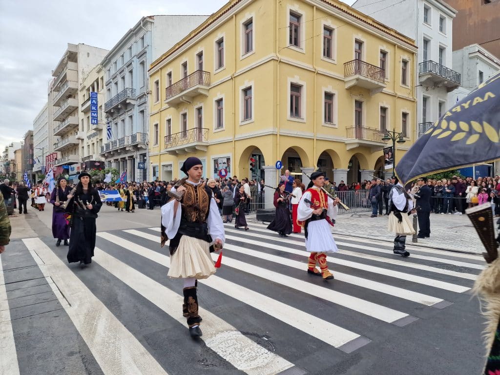 ΔΕΙΤΕ ΠΑΝΩ ΑΠΟ 250 ΦΩΤΟ ΚΑΙ ΒΙΝΤΕΟ: Η μεγάλη παρέλαση της Πάτρας για την Εθνική επέτειο