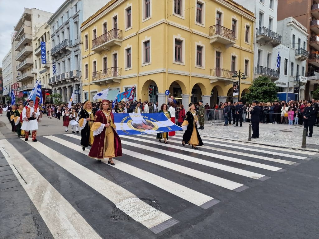 ΔΕΙΤΕ ΠΑΝΩ ΑΠΟ 250 ΦΩΤΟ ΚΑΙ ΒΙΝΤΕΟ: Η μεγάλη παρέλαση της Πάτρας για την Εθνική επέτειο