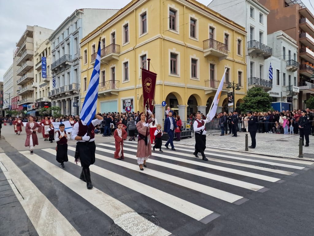 ΔΕΙΤΕ ΠΑΝΩ ΑΠΟ 250 ΦΩΤΟ ΚΑΙ ΒΙΝΤΕΟ: Η μεγάλη παρέλαση της Πάτρας για την Εθνική επέτειο