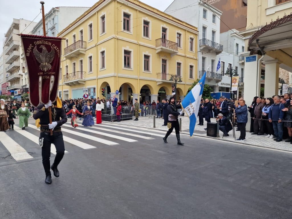 ΔΕΙΤΕ ΠΑΝΩ ΑΠΟ 250 ΦΩΤΟ ΚΑΙ ΒΙΝΤΕΟ: Η μεγάλη παρέλαση της Πάτρας για την Εθνική επέτειο