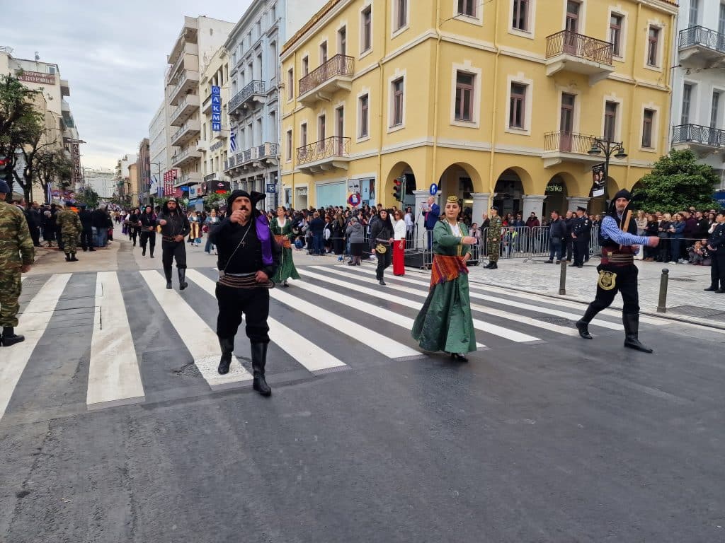 ΔΕΙΤΕ ΠΑΝΩ ΑΠΟ 250 ΦΩΤΟ ΚΑΙ ΒΙΝΤΕΟ: Η μεγάλη παρέλαση της Πάτρας για την Εθνική επέτειο