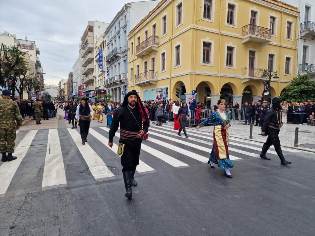 ΔΕΙΤΕ ΠΑΝΩ ΑΠΟ 250 ΦΩΤΟ ΚΑΙ ΒΙΝΤΕΟ: Η μεγάλη παρέλαση της Πάτρας για την Εθνική επέτειο