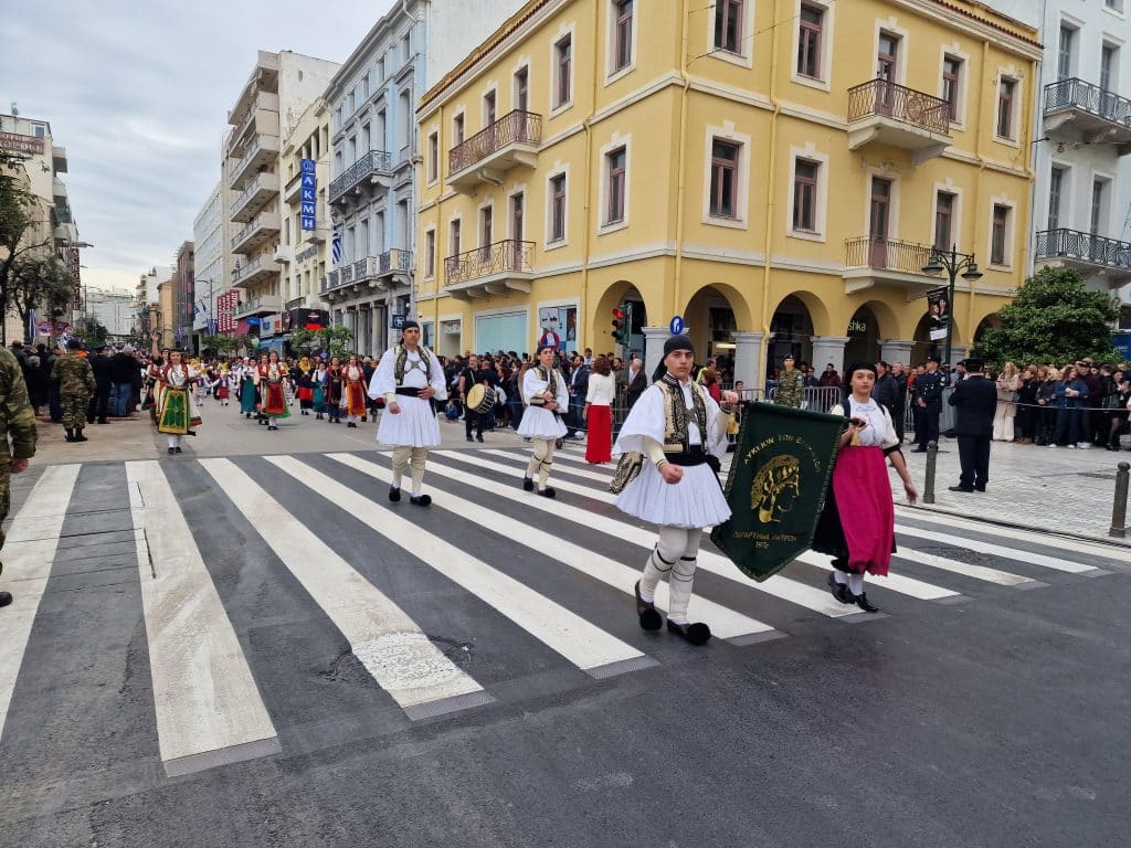 ΔΕΙΤΕ ΠΑΝΩ ΑΠΟ 250 ΦΩΤΟ ΚΑΙ ΒΙΝΤΕΟ: Η μεγάλη παρέλαση της Πάτρας για την Εθνική επέτειο