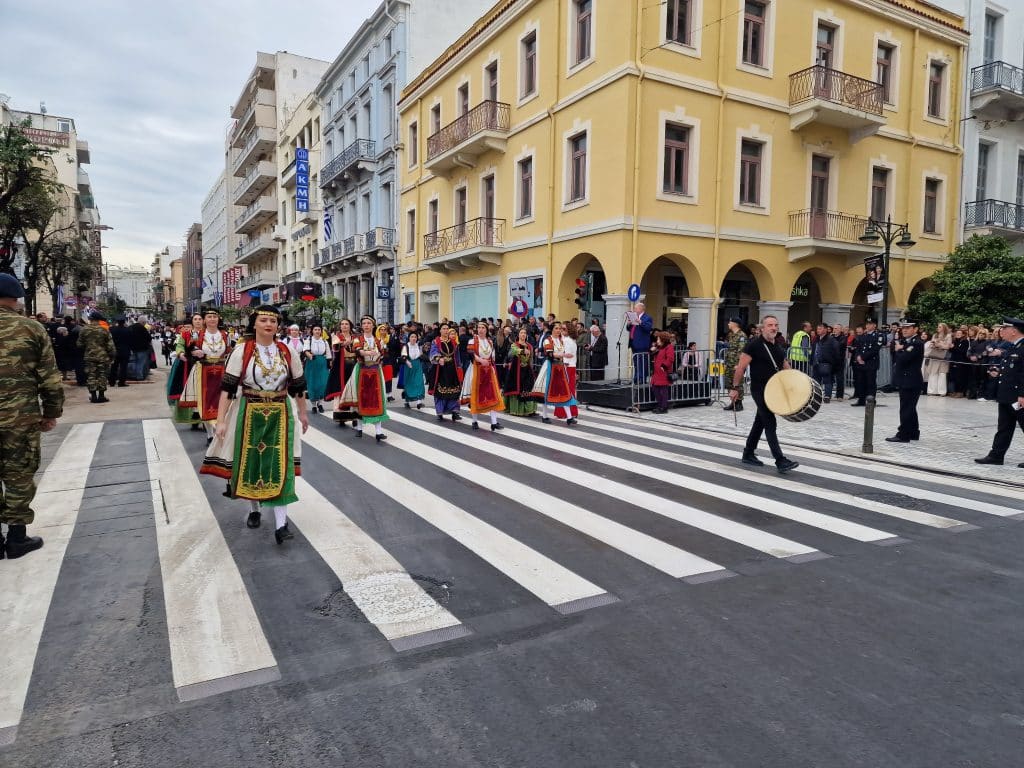 ΔΕΙΤΕ ΠΑΝΩ ΑΠΟ 250 ΦΩΤΟ ΚΑΙ ΒΙΝΤΕΟ: Η μεγάλη παρέλαση της Πάτρας για την Εθνική επέτειο