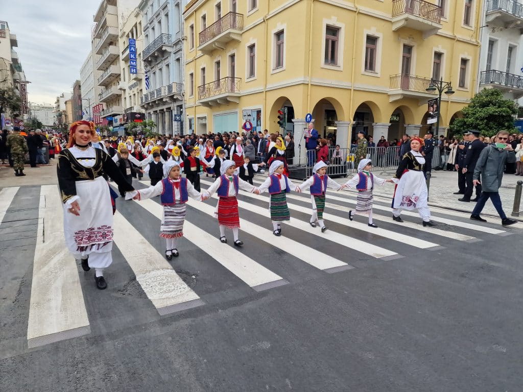 ΔΕΙΤΕ ΠΑΝΩ ΑΠΟ 250 ΦΩΤΟ ΚΑΙ ΒΙΝΤΕΟ: Η μεγάλη παρέλαση της Πάτρας για την Εθνική επέτειο