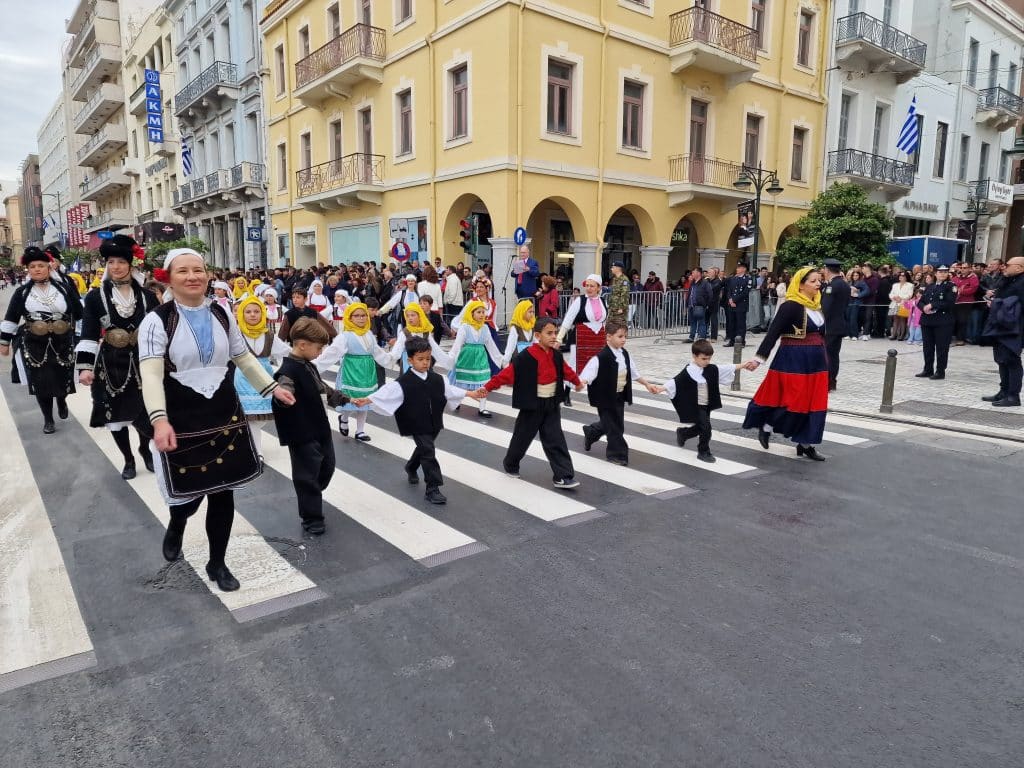 ΔΕΙΤΕ ΠΑΝΩ ΑΠΟ 250 ΦΩΤΟ ΚΑΙ ΒΙΝΤΕΟ: Η μεγάλη παρέλαση της Πάτρας για την Εθνική επέτειο