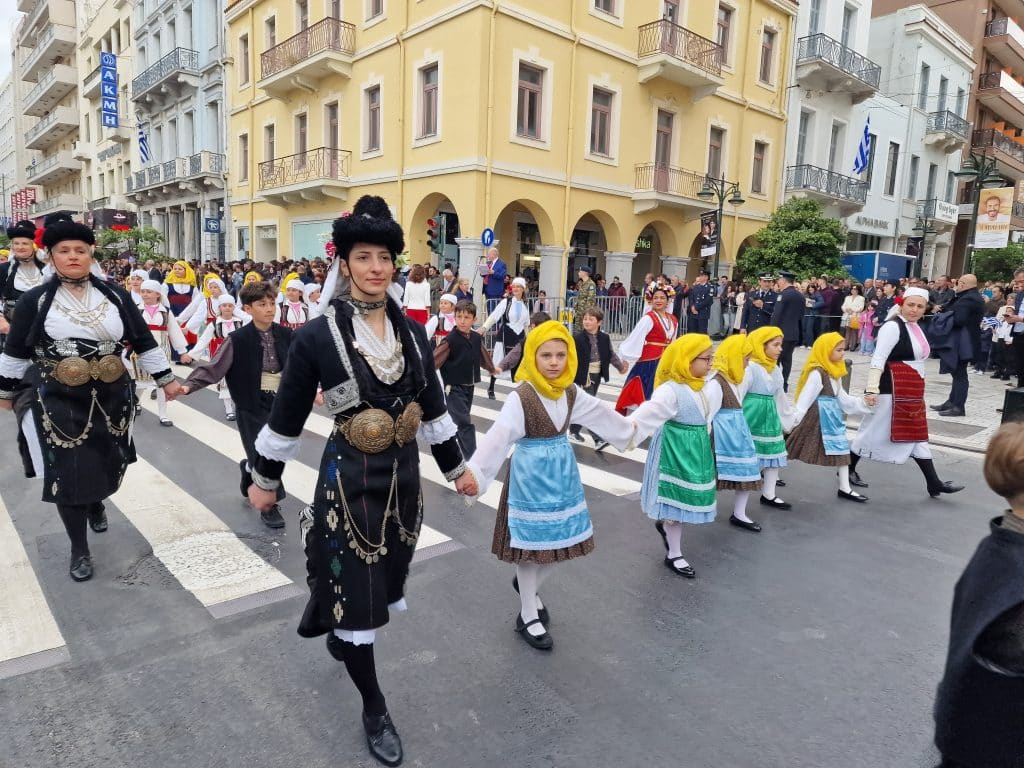 ΔΕΙΤΕ ΠΑΝΩ ΑΠΟ 250 ΦΩΤΟ ΚΑΙ ΒΙΝΤΕΟ: Η μεγάλη παρέλαση της Πάτρας για την Εθνική επέτειο