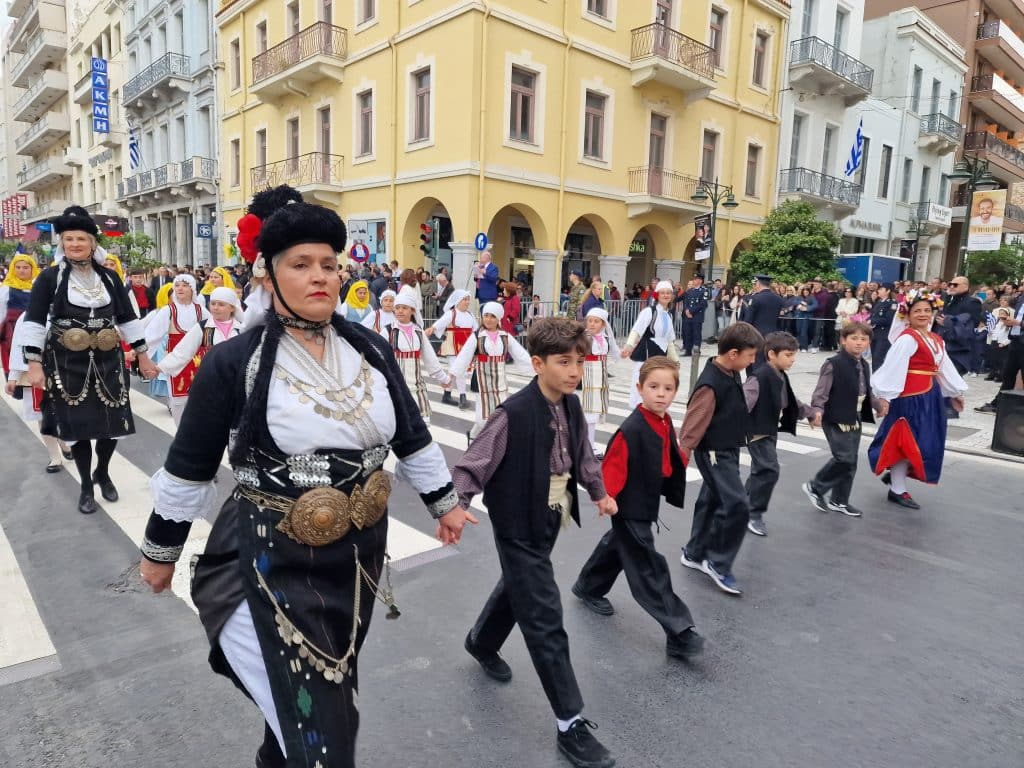 ΔΕΙΤΕ ΠΑΝΩ ΑΠΟ 250 ΦΩΤΟ ΚΑΙ ΒΙΝΤΕΟ: Η μεγάλη παρέλαση της Πάτρας για την Εθνική επέτειο