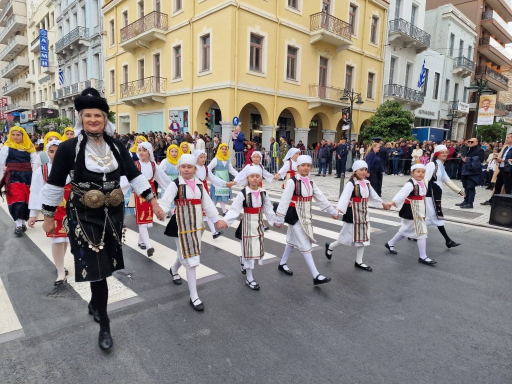 ΔΕΙΤΕ ΠΑΝΩ ΑΠΟ 250 ΦΩΤΟ ΚΑΙ ΒΙΝΤΕΟ: Η μεγάλη παρέλαση της Πάτρας για την Εθνική επέτειο