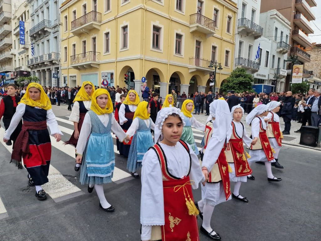 ΔΕΙΤΕ ΠΑΝΩ ΑΠΟ 250 ΦΩΤΟ ΚΑΙ ΒΙΝΤΕΟ: Η μεγάλη παρέλαση της Πάτρας για την Εθνική επέτειο