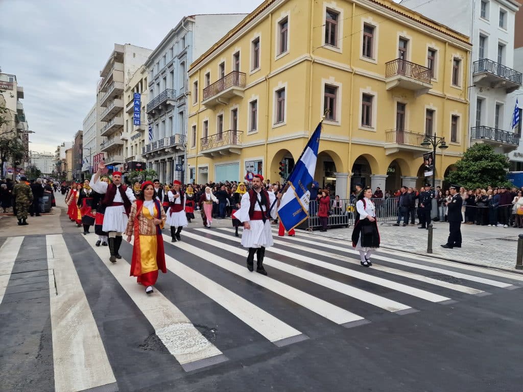 ΔΕΙΤΕ ΠΑΝΩ ΑΠΟ 250 ΦΩΤΟ ΚΑΙ ΒΙΝΤΕΟ: Η μεγάλη παρέλαση της Πάτρας για την Εθνική επέτειο