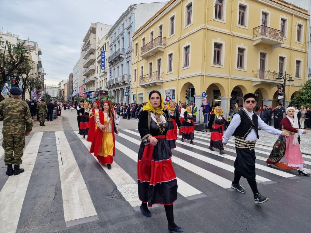 ΔΕΙΤΕ ΠΑΝΩ ΑΠΟ 250 ΦΩΤΟ ΚΑΙ ΒΙΝΤΕΟ: Η μεγάλη παρέλαση της Πάτρας για την Εθνική επέτειο