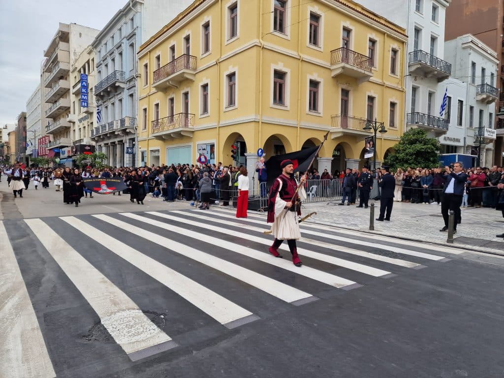 ΔΕΙΤΕ ΠΑΝΩ ΑΠΟ 250 ΦΩΤΟ ΚΑΙ ΒΙΝΤΕΟ: Η μεγάλη παρέλαση της Πάτρας για την Εθνική επέτειο