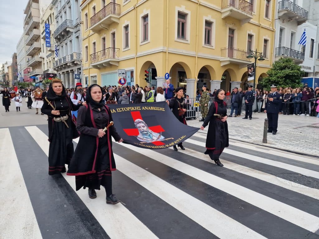 ΔΕΙΤΕ ΠΑΝΩ ΑΠΟ 250 ΦΩΤΟ ΚΑΙ ΒΙΝΤΕΟ: Η μεγάλη παρέλαση της Πάτρας για την Εθνική επέτειο