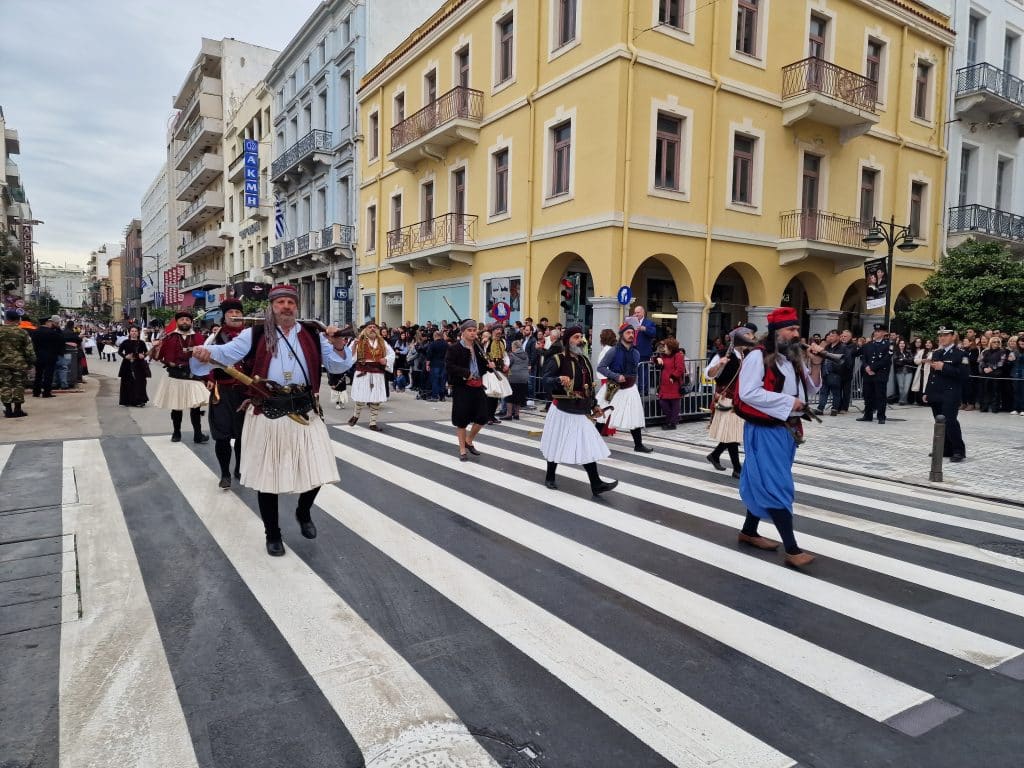 ΔΕΙΤΕ ΠΑΝΩ ΑΠΟ 250 ΦΩΤΟ ΚΑΙ ΒΙΝΤΕΟ: Η μεγάλη παρέλαση της Πάτρας για την Εθνική επέτειο