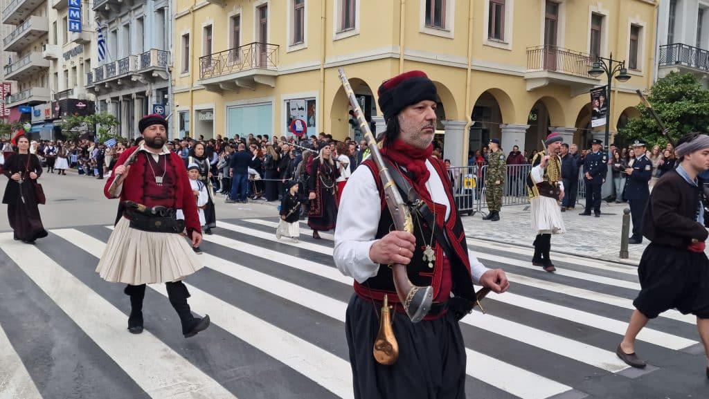 ΔΕΙΤΕ ΠΑΝΩ ΑΠΟ 250 ΦΩΤΟ ΚΑΙ ΒΙΝΤΕΟ: Η μεγάλη παρέλαση της Πάτρας για την Εθνική επέτειο