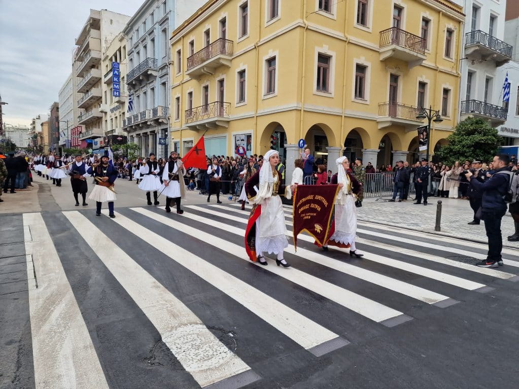 ΔΕΙΤΕ ΠΑΝΩ ΑΠΟ 250 ΦΩΤΟ ΚΑΙ ΒΙΝΤΕΟ: Η μεγάλη παρέλαση της Πάτρας για την Εθνική επέτειο