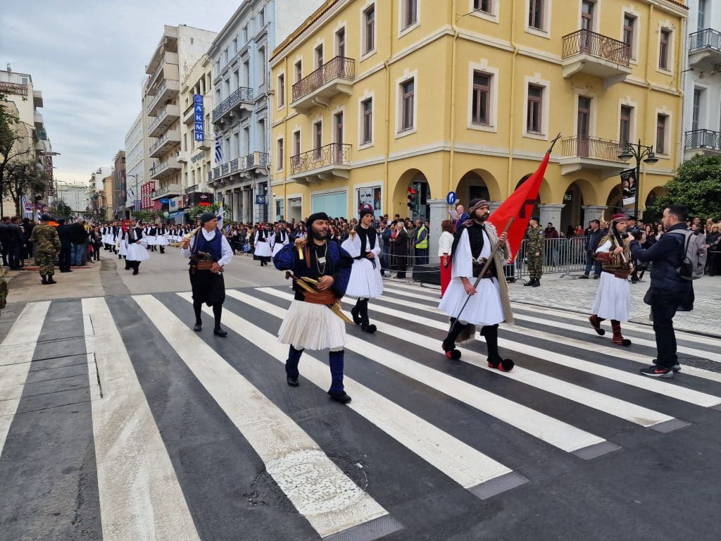 ΔΕΙΤΕ ΠΑΝΩ ΑΠΟ 250 ΦΩΤΟ ΚΑΙ ΒΙΝΤΕΟ: Η μεγάλη παρέλαση της Πάτρας για την Εθνική επέτειο