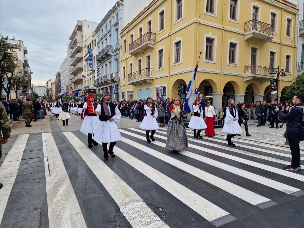 ΔΕΙΤΕ ΠΑΝΩ ΑΠΟ 250 ΦΩΤΟ ΚΑΙ ΒΙΝΤΕΟ: Η μεγάλη παρέλαση της Πάτρας για την Εθνική επέτειο