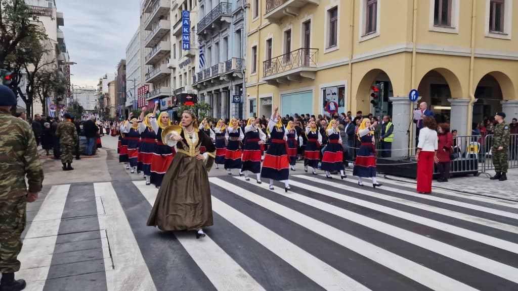 ΔΕΙΤΕ ΠΑΝΩ ΑΠΟ 250 ΦΩΤΟ ΚΑΙ ΒΙΝΤΕΟ: Η μεγάλη παρέλαση της Πάτρας για την Εθνική επέτειο