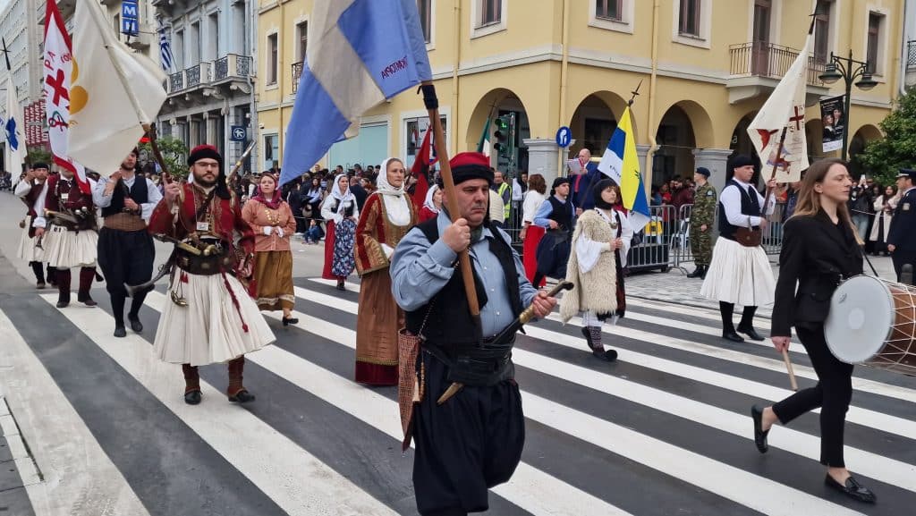 ΔΕΙΤΕ ΠΑΝΩ ΑΠΟ 250 ΦΩΤΟ ΚΑΙ ΒΙΝΤΕΟ: Η μεγάλη παρέλαση της Πάτρας για την Εθνική επέτειο