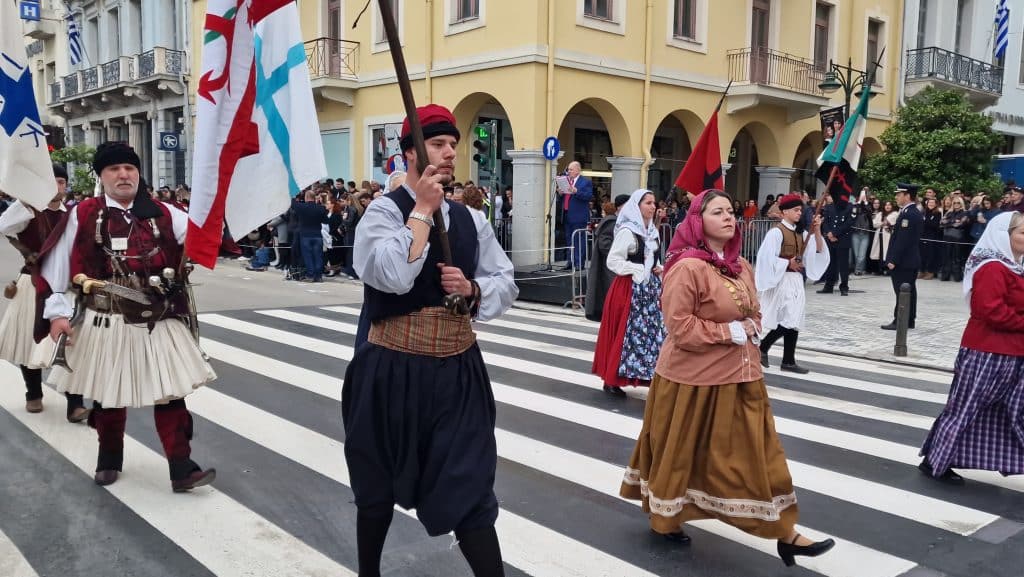 ΔΕΙΤΕ ΠΑΝΩ ΑΠΟ 250 ΦΩΤΟ ΚΑΙ ΒΙΝΤΕΟ: Η μεγάλη παρέλαση της Πάτρας για την Εθνική επέτειο