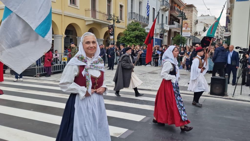 ΔΕΙΤΕ ΠΑΝΩ ΑΠΟ 250 ΦΩΤΟ ΚΑΙ ΒΙΝΤΕΟ: Η μεγάλη παρέλαση της Πάτρας για την Εθνική επέτειο