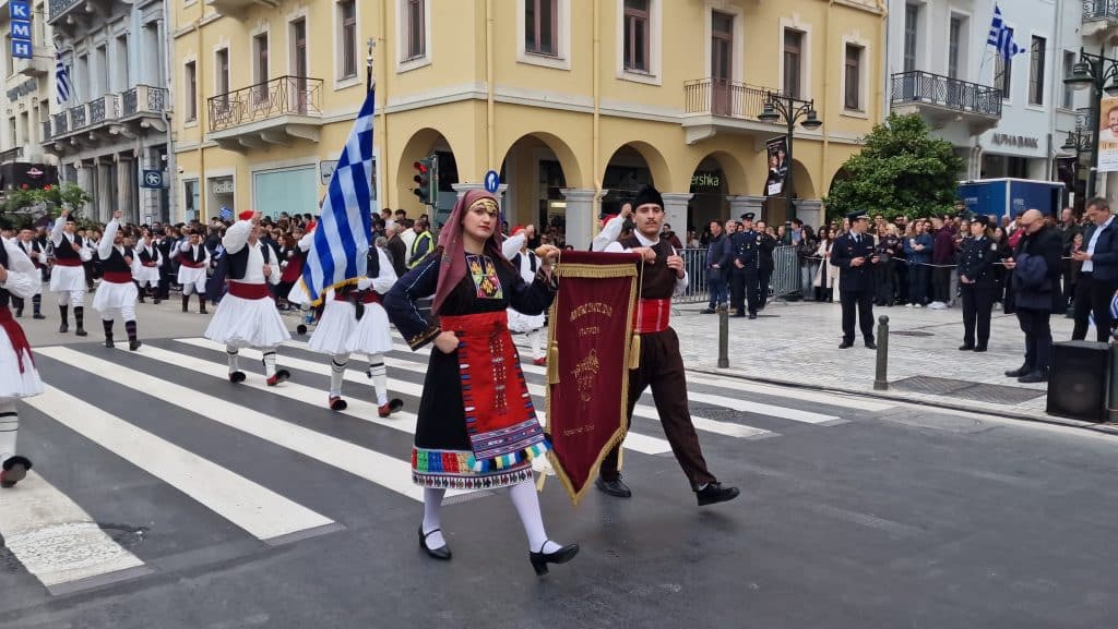 ΔΕΙΤΕ ΠΑΝΩ ΑΠΟ 250 ΦΩΤΟ ΚΑΙ ΒΙΝΤΕΟ: Η μεγάλη παρέλαση της Πάτρας για την Εθνική επέτειο