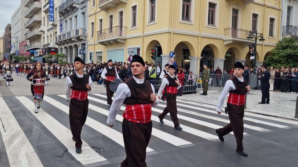 ΔΕΙΤΕ ΠΑΝΩ ΑΠΟ 250 ΦΩΤΟ ΚΑΙ ΒΙΝΤΕΟ: Η μεγάλη παρέλαση της Πάτρας για την Εθνική επέτειο