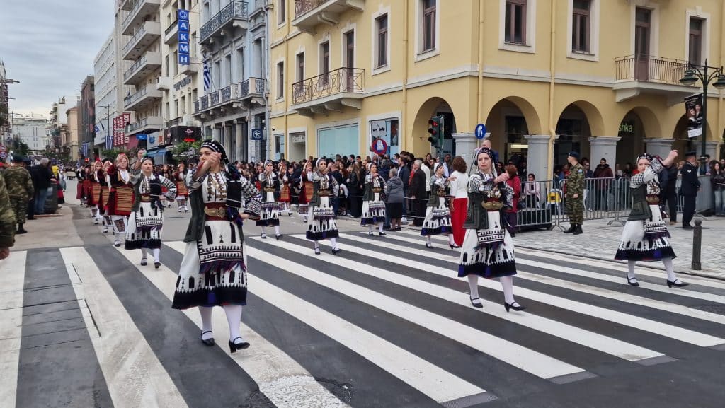 ΔΕΙΤΕ ΠΑΝΩ ΑΠΟ 250 ΦΩΤΟ ΚΑΙ ΒΙΝΤΕΟ: Η μεγάλη παρέλαση της Πάτρας για την Εθνική επέτειο