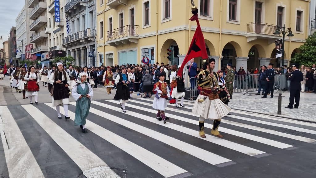 ΔΕΙΤΕ ΠΑΝΩ ΑΠΟ 250 ΦΩΤΟ ΚΑΙ ΒΙΝΤΕΟ: Η μεγάλη παρέλαση της Πάτρας για την Εθνική επέτειο