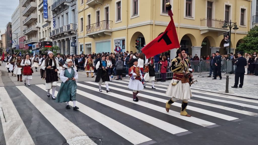 ΔΕΙΤΕ ΠΑΝΩ ΑΠΟ 250 ΦΩΤΟ ΚΑΙ ΒΙΝΤΕΟ: Η μεγάλη παρέλαση της Πάτρας για την Εθνική επέτειο