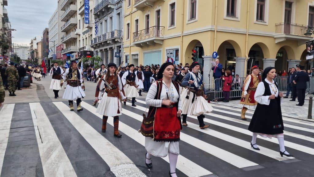 ΔΕΙΤΕ ΠΑΝΩ ΑΠΟ 250 ΦΩΤΟ ΚΑΙ ΒΙΝΤΕΟ: Η μεγάλη παρέλαση της Πάτρας για την Εθνική επέτειο