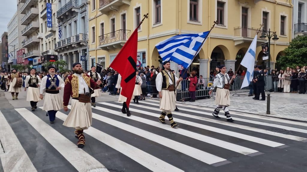 ΔΕΙΤΕ ΠΑΝΩ ΑΠΟ 250 ΦΩΤΟ ΚΑΙ ΒΙΝΤΕΟ: Η μεγάλη παρέλαση της Πάτρας για την Εθνική επέτειο