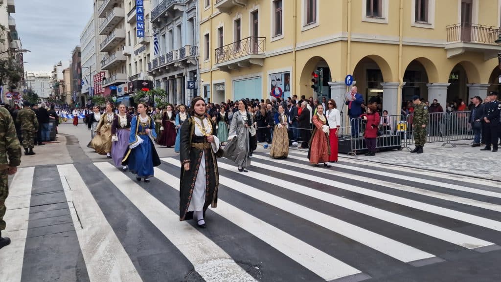 ΔΕΙΤΕ ΠΑΝΩ ΑΠΟ 250 ΦΩΤΟ ΚΑΙ ΒΙΝΤΕΟ: Η μεγάλη παρέλαση της Πάτρας για την Εθνική επέτειο